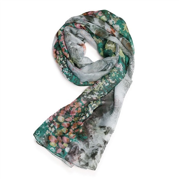Женский шарф &quot;Аделина&quot; Украшен нежным цветочно-лесным принтом. Можно носить и как шарф, и как накидку. Размеры: 140 см (длина) х 104 см (ширина). Материал: 100% полиэстер. Произведено в Китае.