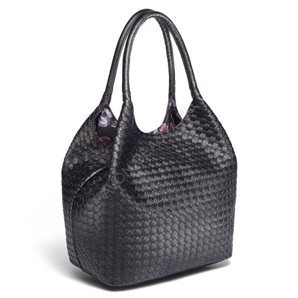 Женская сумка &quot;Виктория&quot; Повседневная женская сумка черного цвета, выполненная в фактуре, имитирующей плетение. Подкладка черного цвета с цветочным принтом.
